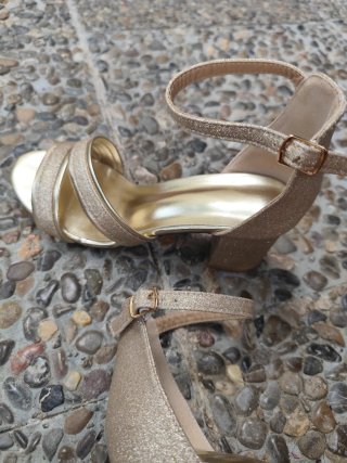Sandalias de tacón doradas
