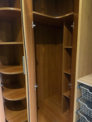 Armario de madera y cristal