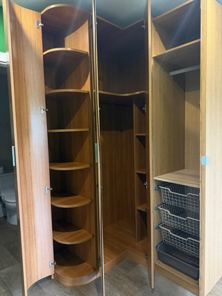 Armario de madera y cristal