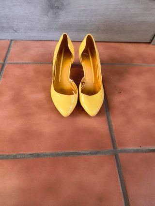 Zapatos de tacón amarillos