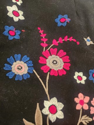 Falda negra bordada flores