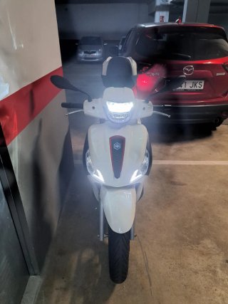 Piaggio Medley 125 Blanca y Negra