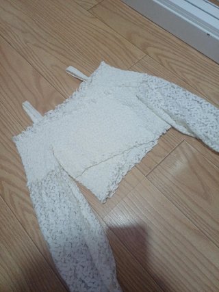 Top Stradivarius blanco manga francesa encaje