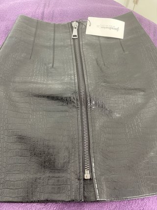 Falda Stradivarius efecto piel negra