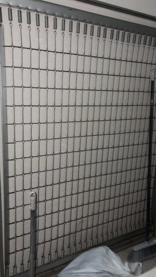 Somier metálico gris.