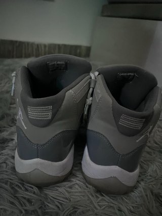 Zapatos Jordan Grises y Blancos