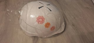 Casco de nieve blanco con flores