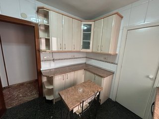 Cocina completa beige y blanca