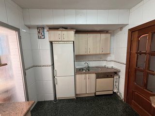 Cocina completa beige y blanca