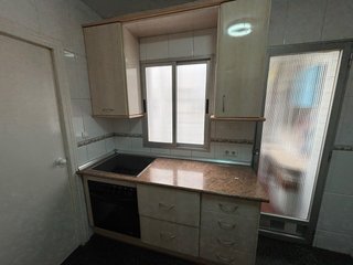 Cocina completa beige y blanca