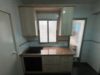Cocina completa beige y blanca