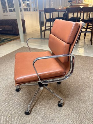 Lote de 5 Sillas de oficina diseño cuero y metal