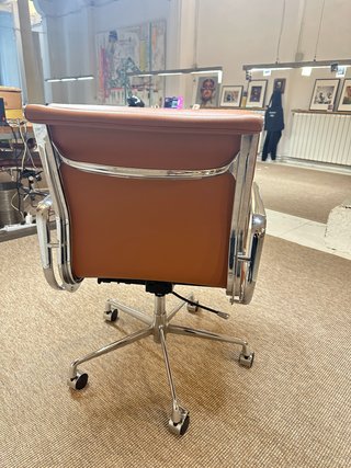 Lote de 5 Sillas de oficina diseño cuero y metal