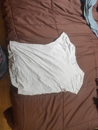 Camiseta deportiva gris y rosa