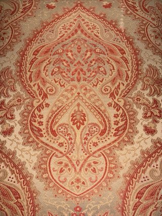 Silla tapizada rosa y blanca