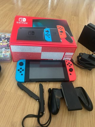 Nintendo Switch con funda y caja