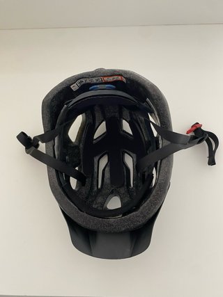 Casco de bicicleta plateado y azul