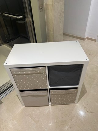 Estantería modular blanca con cubos