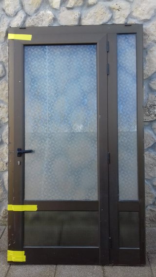 Puerta de entrada con cristal