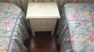 Mesita de noche de madera blanca
