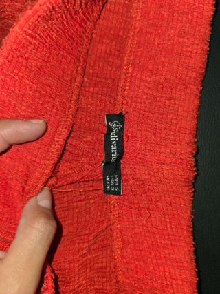 Falda roja de tela texturizada