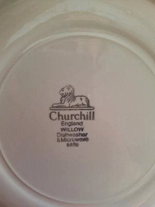 Vajilla de cerámica azul y blanca.