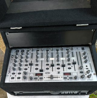Mesa de mezclas  BEHRINGER. VMX 1000.