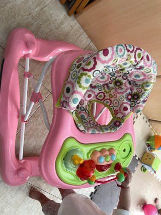 Andador bebé rosa con juguetes