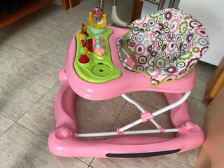 Andador bebé rosa con juguetes