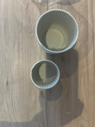 Jarrón y 2 macetas de plástico