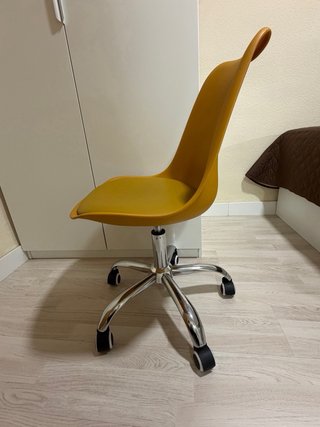 Silla de escritorio con asiento acolchado.