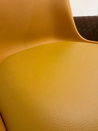 Silla de escritorio con asiento acolchado.