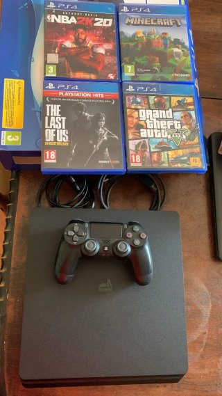 PS4 Slim 1TB Nero + 4 Giochi