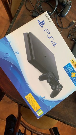 PS4 Slim 1TB Nero + 4 Giochi