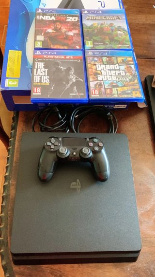 PS4 Slim 1TB Nero + 4 Giochi