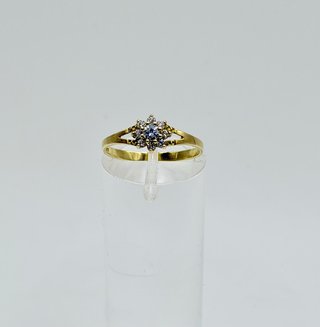 ANILLO FLOR CON PIEDRAS BLANCAS ORO 18K. Peso 1.38