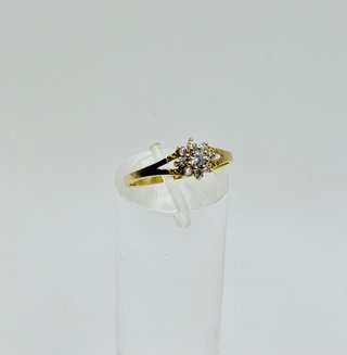 ANILLO FLOR CON PIEDRAS BLANCAS ORO 18K. Peso 1.38