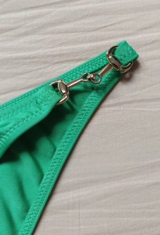 Braguita bikini verde con cadenita dorada