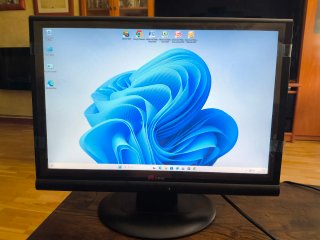 Monitor LCD Yuraku, 22" con altavoces integrados.