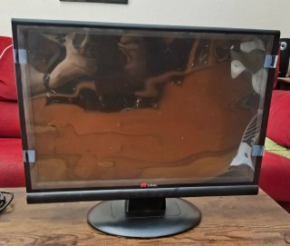 Monitor LCD Yuraku, 22" con altavoces integrados.