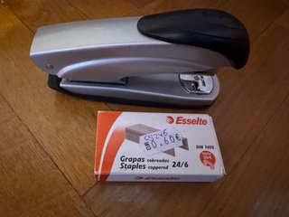 Grapadora Esselte con caja de grapas