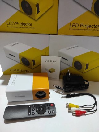 Mini Proyector Portátil 1080P Blanco y Amarillo