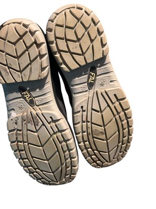 Zapatos de trabajo grises