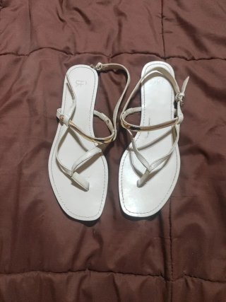 Sandalias planas blancas y doradas