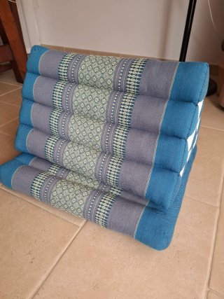 Cojín Triangular Tailandés Azul y Gris