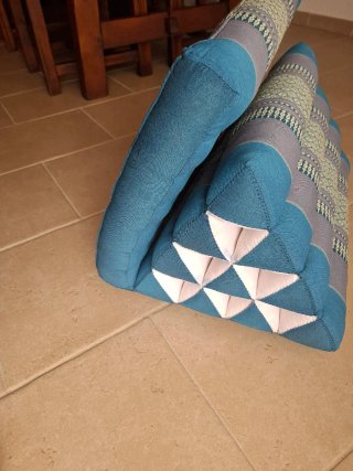 Cojín Triangular Tailandés Azul y Gris