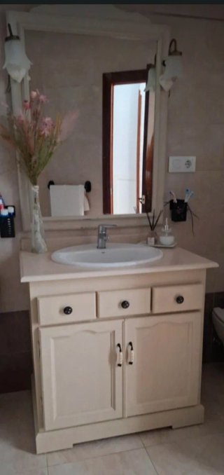 Mueble de lavabo y espejo color beige
