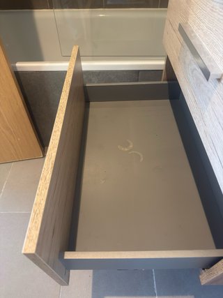 Mueble de baño con lavabo, grifo y toallero