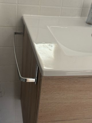 Mueble de baño con lavabo, grifo y toallero