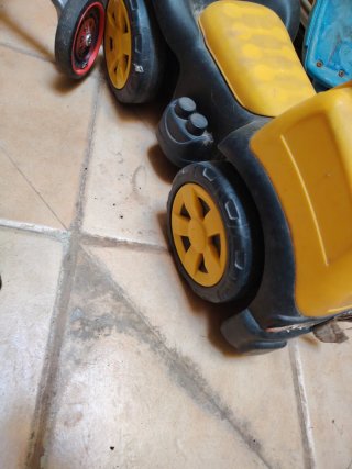 Correpasillos amarillo y negro